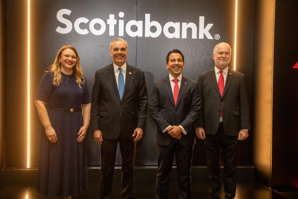 Luis Abinader junto al presidente ejecutivo de Scotiabank República Dominicana y el Caribe, Jabar Singh.