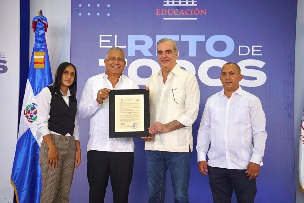 Luis Abinader es reconocido por autoridades de San José de Ocoa.