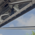 Hombre se atrinchera en el Puente Juan Bosch.