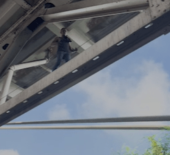Hombre se atrinchera en el Puente Juan Bosch.