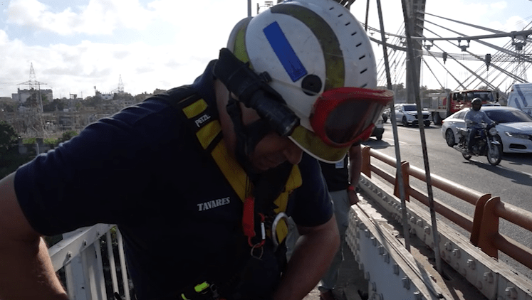 Hombre se atrinchera en el Puente Juan Bosch.