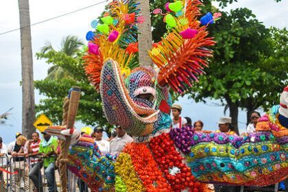 Los Lechones de Santiago son los personajes que representan esa ciudad en el carnaval dominicano.