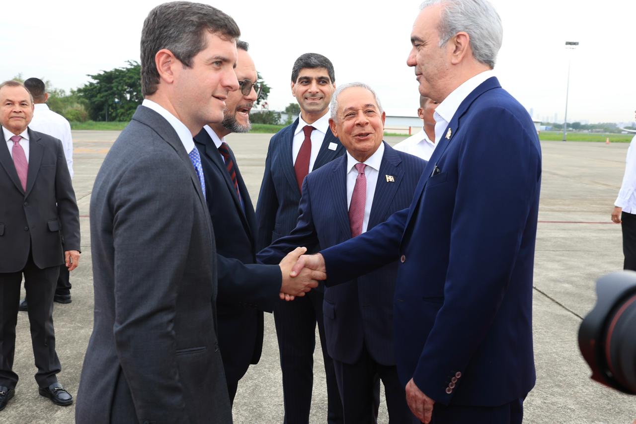 El presidente Luis Abinader llega a Panamá.