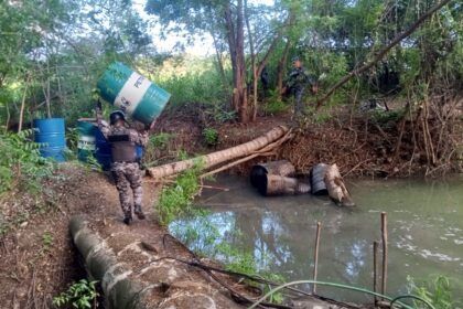 Policía desmantela laboratorio clandestino de ron adulterado en Bahoruco.