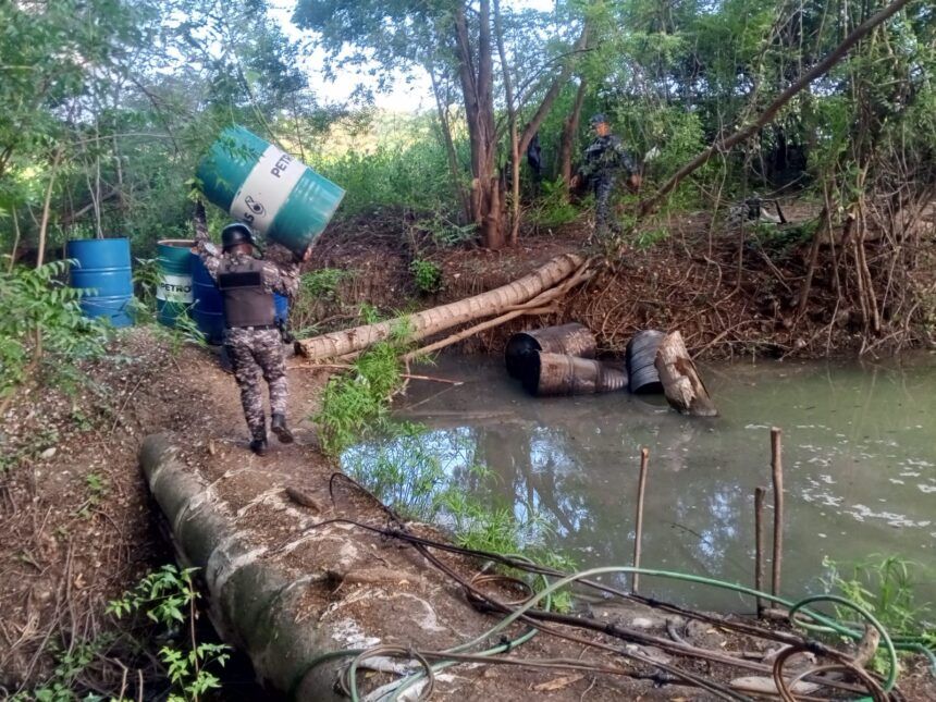 Policía desmantela laboratorio clandestino de ron adulterado en Bahoruco.