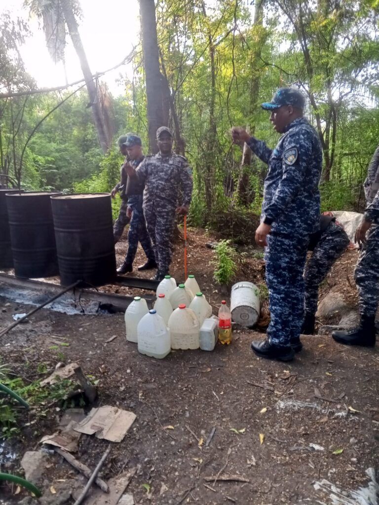 Policía desmantela laboratorio clandestino de ron adulterado en Bahoruco.