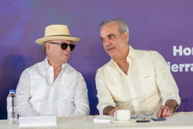 Hipólito Mejía junto a Luis Abinader.