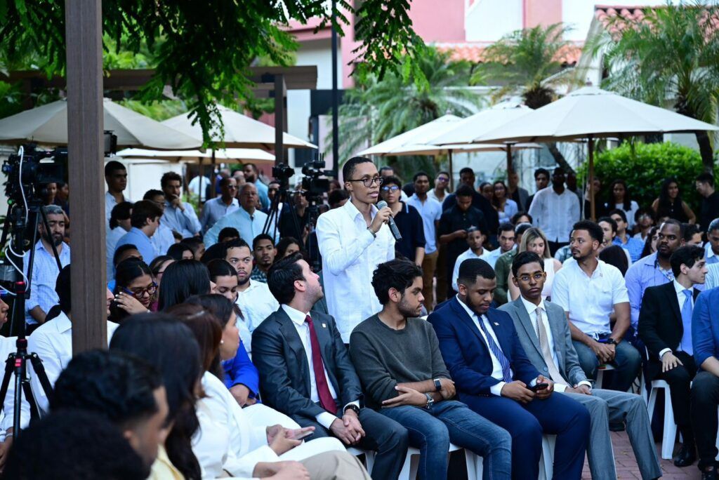 Estudiantes que acudieron al conversatorio con Leonel Fernández.