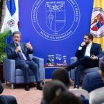 Leonel Fernández en conversatorio con estudiantes.