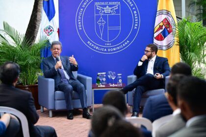 Leonel Fernández en conversatorio con estudiantes.