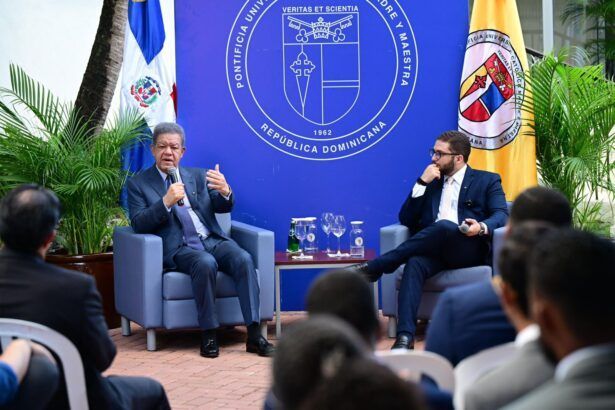 Leonel Fernández en conversatorio con estudiantes.