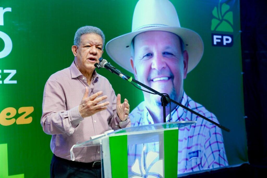 El presidente de la Fuerza del Pueblo y expresidente de la República, Leonel Fernández, en la provincia Sánchez Ramírez.