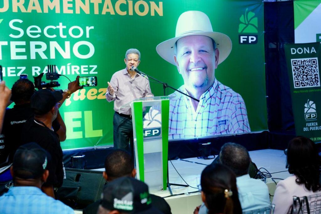El presidente de la Fuerza del Pueblo y expresidente de la República, Leonel Fernández, en la provincia Sánchez Ramírez.