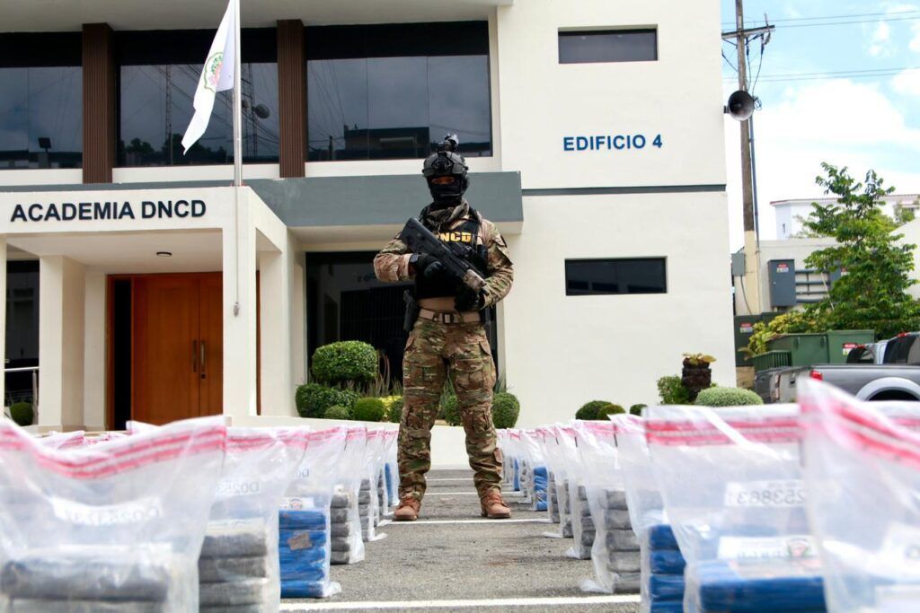 Autoridades ocupan una narcolancha al sur de Santo Domingo.