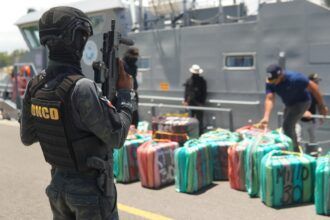 Autoridades ocupan una narcolancha al sur de Santo Domingo.