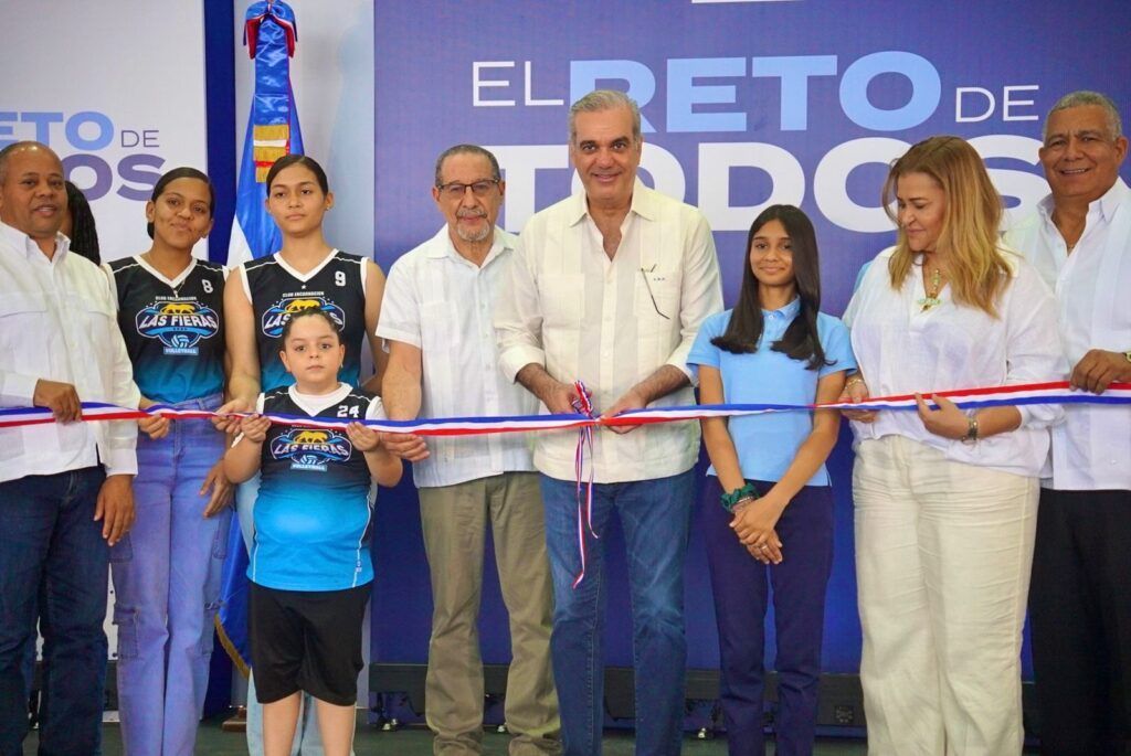 El presidente Luis Abinader entrega polideportivo en beneficio de la juventud de San José de Ocoa.