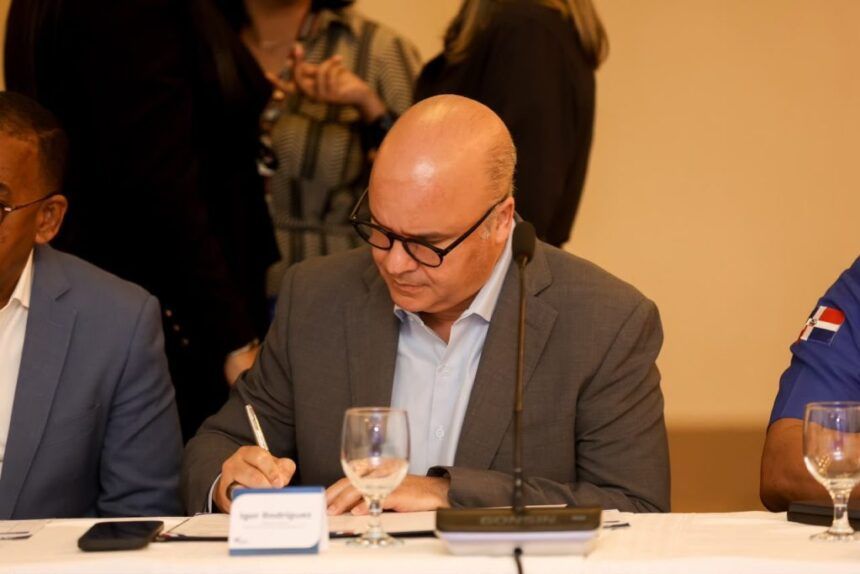 Igor Rodríguez, director general del Idac, durante su discurso como anfitrión del evento.