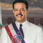Leonel Fernández asume la Presidencia de la República Dominicana.