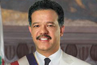 Leonel Fernández asume la Presidencia de la República Dominicana.