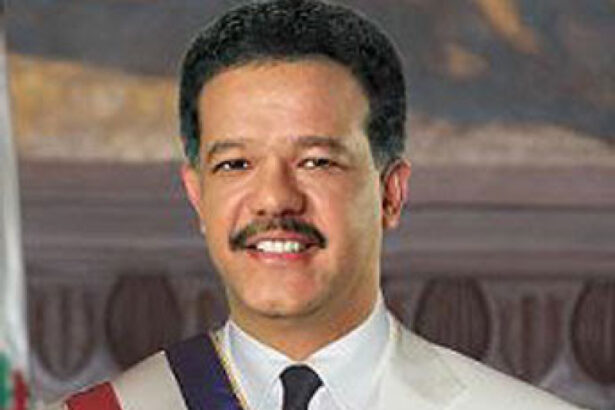 Leonel Fernández asume la Presidencia de la República Dominicana.