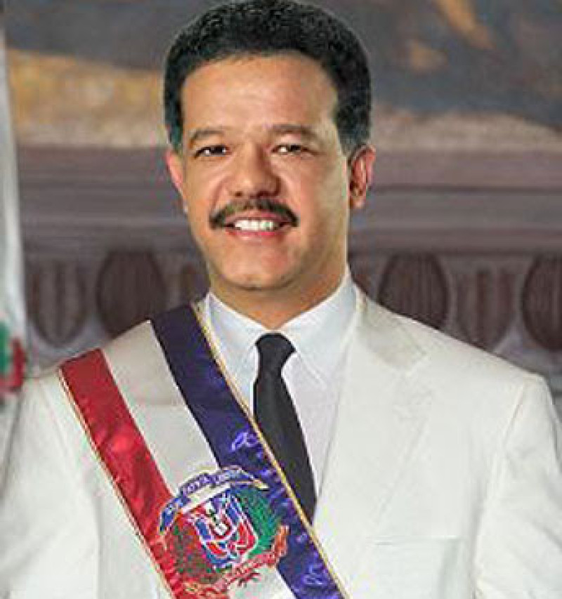 Leonel Fernández asume la Presidencia de la República Dominicana.