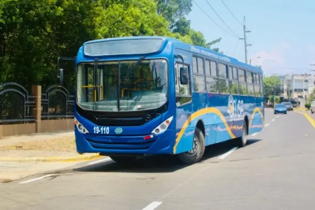 Autobús de la Operadora Metropolitana de Servicios de Autobuses (OMSA).