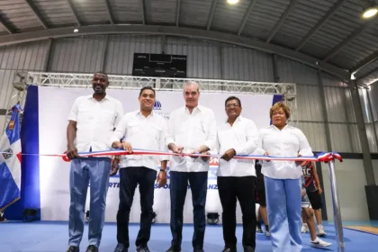 El presidente Luis Abinader y el ministro Kelvin Cruz entregan multiuso Dante Lemonier en Los Alcarrizos.