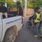 Agentes de Migración arrestan haitianos indocumentados.