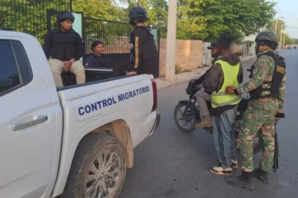 Agentes de Migración arrestan haitianos indocumentados.
