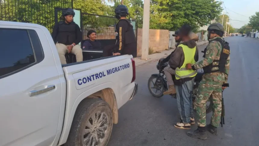 Agentes de Migración arrestan haitianos indocumentados.