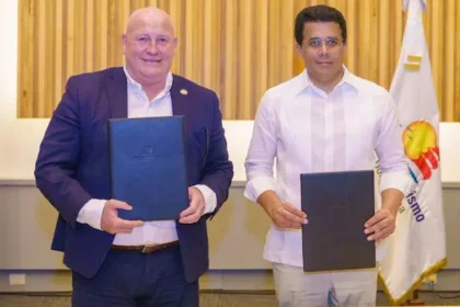 Ministro de Turismo firma acuerdo con la ITF para impulsar la movilidad turística sostenible.