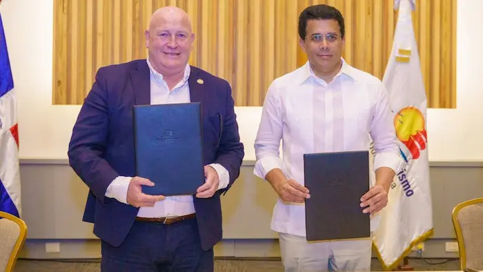 Ministro de Turismo firma acuerdo con la ITF para impulsar la movilidad turística sostenible.