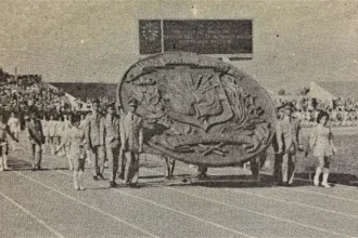 El Escudo Nacional abre el desfile de la delegación dominicana en los XV Juegos Centroamericanos y del Caribe 1986.