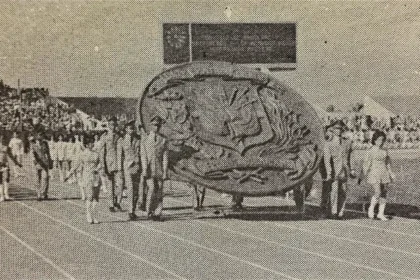El Escudo Nacional abre el desfile de la delegación dominicana en los XV Juegos Centroamericanos y del Caribe 1986.