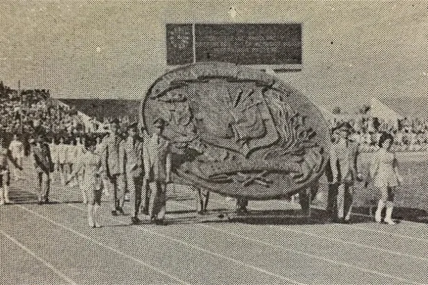 El Escudo Nacional abre el desfile de la delegación dominicana en los XV Juegos Centroamericanos y del Caribe 1986.