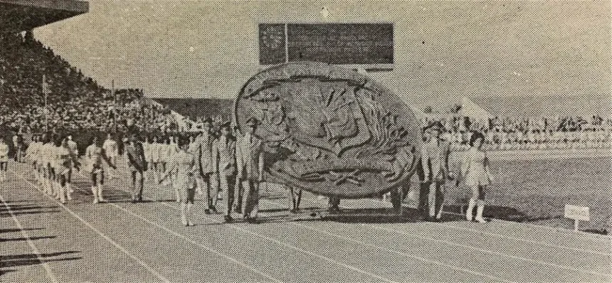 El Escudo Nacional abre el desfile de la delegación dominicana en los XV Juegos Centroamericanos y del Caribe 1986.