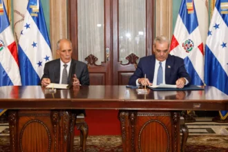 El presidente de Honduras, Nasry Asfura Zablah, y durante su encuentro con el presidente Luis Abinader en el Palacio Nacional.