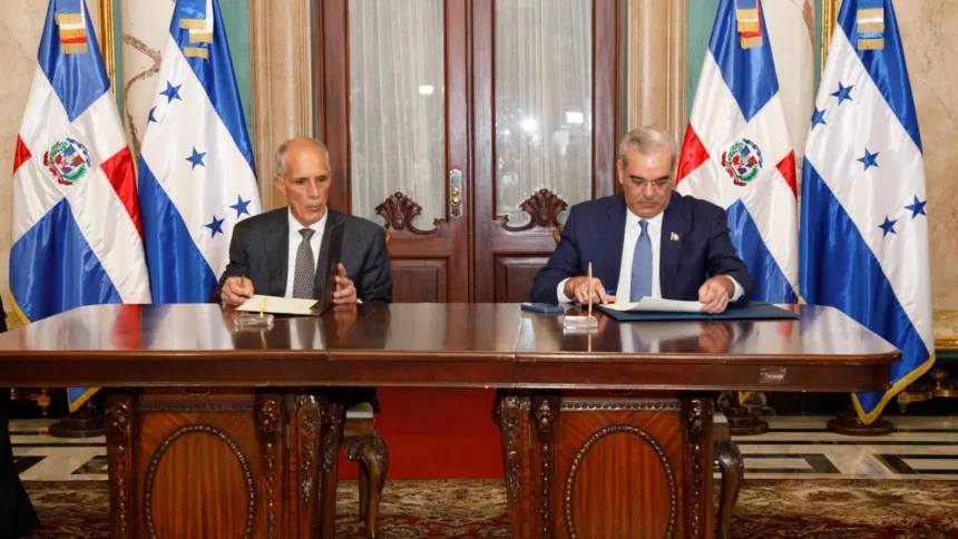 El presidente de Honduras, Nasry Asfura Zablah, y durante su encuentro con el presidente Luis Abinader en el Palacio Nacional.
