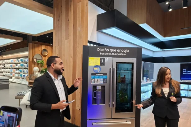 Samsung presenta refrigeradora inteligente que integra tecnología y eficiencia.