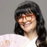 Fotografía cedida por Amazon Prime Video que muestra a la actriz Ana María Orozco representando a 'Betty la Fea'.