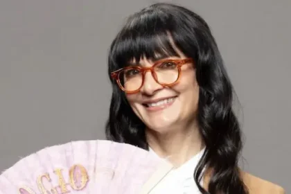 Fotografía cedida por Amazon Prime Video que muestra a la actriz Ana María Orozco representando a 'Betty la Fea'.