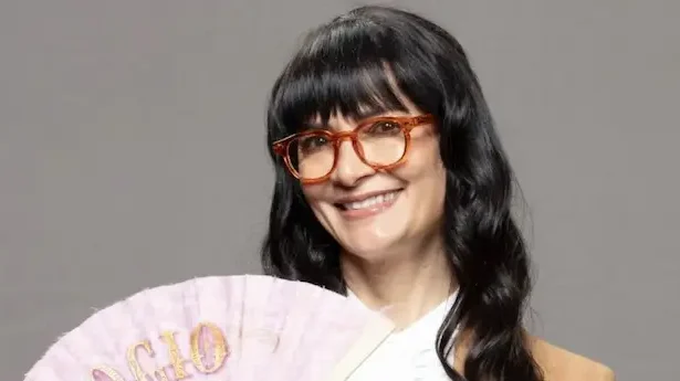 Fotografía cedida por Amazon Prime Video que muestra a la actriz Ana María Orozco representando a 'Betty la Fea'.