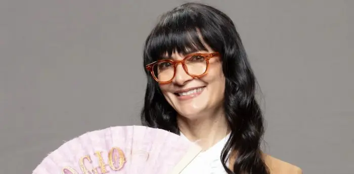 Fotografía cedida por Amazon Prime Video que muestra a la actriz Ana María Orozco representando a 'Betty la Fea'.