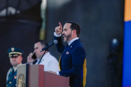 Abelardo de la Espriella al asumir la Presidencia de Colombia.