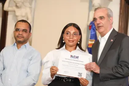 Luis Abinader entrega más de 36,000 becas del ITLA para formación en áreas tecnológicas.