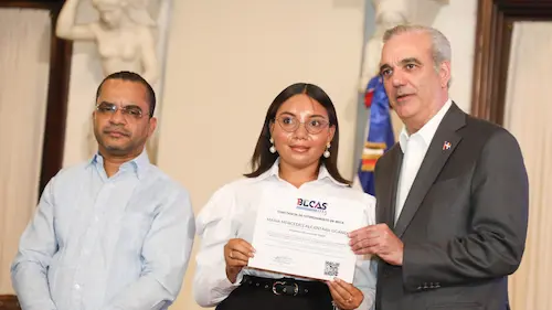 Luis Abinader entrega más de 36,000 becas del ITLA para formación en áreas tecnológicas.