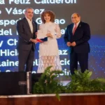 El presidente Luis Abinader entrega 1,500 becas internacionales a estudiantes.