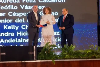 El presidente Luis Abinader entrega 1,500 becas internacionales a estudiantes.