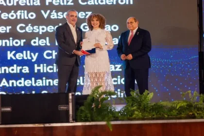 El presidente Luis Abinader entrega 1,500 becas internacionales a estudiantes.