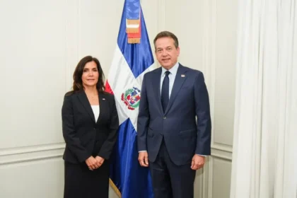 El ministro de Relaciones Exteriores, Víctor “Ito” Bisonó, recibió a la embajadora de los Estados Unidos de América en República Dominicana, Leah Francis Campos.